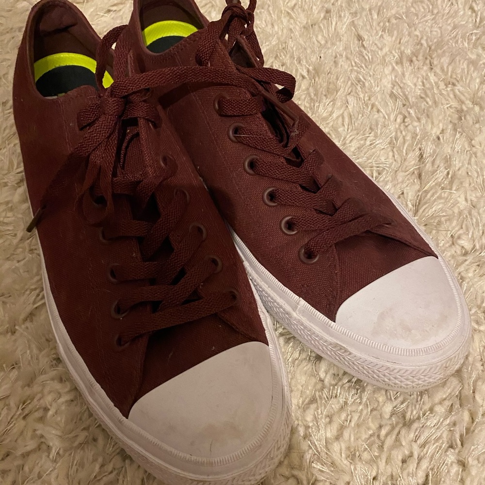 Maroon men’s converse with inserts!